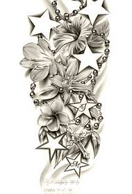 popüler bir estetik Siyah ve beyaz çiçek dövme deseni