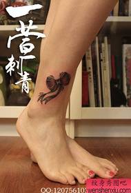 meiteņu kājas mazs un populārs mazs melnbalts priekšgala tetovējums