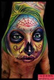 მამრობითი ხელით კისერზე ლამაზი Undead სილამაზის tattoo ნიმუში