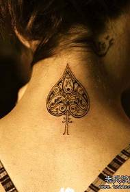 modello di tatuaggio di picche di bell'aspetto del collo della ragazza