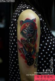 раката на девојчето е многу популарна шема на тетоважи за мачки