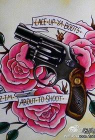 Un popular manuscrito clásico de tatuaje de pistola rosa