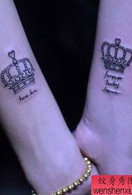 A imaxe de tatuaxes recomenda unha pequena coroa