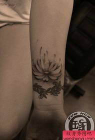 여자 손목 인기 미적 잉크 연꽃 문신 패턴