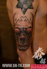 На руці дуже популярний чорно-білий візерунок татуювання черепа