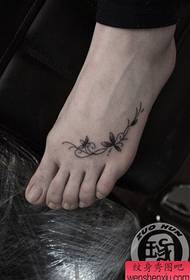 腳美麗的小藤蔓紋身圖案