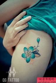 mergaičių šoninė krūtinė Puikiai atrodantis gėlių tatuiruotės raštas