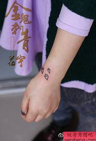 djevojka zglob tetovaža uzorak tetovaža