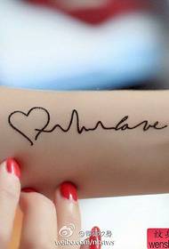 Immagine di uno spettacolo di tatuaggi per consigliare un piccolo modello di tatuaggio ECG fresco all'interno del braccio