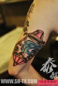 ruku populárny klasický vzor tetovania plameňovej lampy