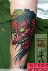 Ko te ringa o te kaitoi tattoo Japanese ka mahi a Tattoo