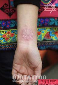 modello di tatuaggio di ragazza polso moda fiocco di neve bianco