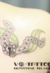 dievčenské ramená obľúbený krásny paví tetovací vzor