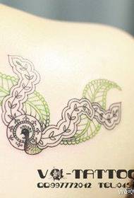 Ang mga abaga sa batang babaye popular nga nindot nga pattern sa tattoo sa peacock