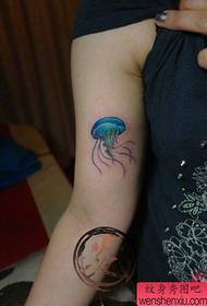 lengan pola busana tato ubur-ubur yang indah
