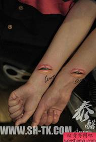Meedchen Aarm klengen a schéine Lipprints Tattoo Muster