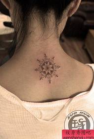 o pescoço da menina com boa aparência floral tatuagem tatuagem