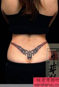 Japán tetováló művész szépség derék totem tetoválás működik