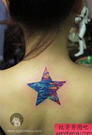 patrón de tatuaje de estrella de cinco puntas de color hermoso de niña