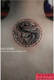 ragazza indietro un modello di tatuaggio desideroso promettente