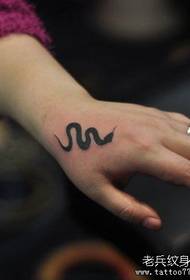 Mädchen Hand Tiger Kopf Totem Schlange Tattoo Muster