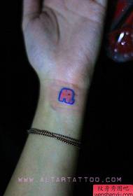 लड़की की कलाई पर प्यारा रंग हाथी टैटू टैटू