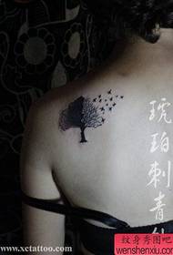 肩上美麗的小樹紋身圖案