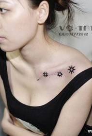 Corak tatu totem matahari yang popular untuk clavicle perempuan