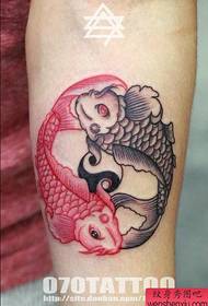 una foto di un unico tatuaggio fisheye