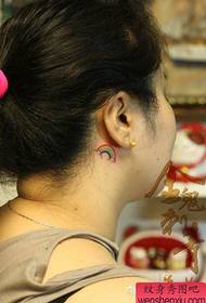 ucho dziewczyny popularny pop-up mały tęczowy wzór tatuażu