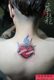 Leher belakang populer pola cinta tato warna yang indah