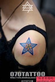 ramiona dziewczynki, mały i delikatny pięcioramienny wzór tatuażu gwiazdy