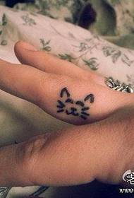 modello di tatuaggio semplice gattino carino dito