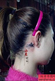 jente øre liten totem krone tatovering mønster