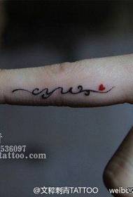 女生手指小巧精美的字母藤蔓纹身图案