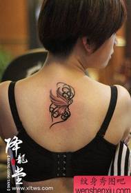 modèle de tatouage papillon beau dos de fille