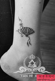 여자의 다리 인기있는 인기있는 작은 팬 문신 패턴