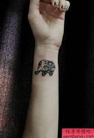 केटी आर्म सुन्दर प्यारा हात्ती टैटू बान्की