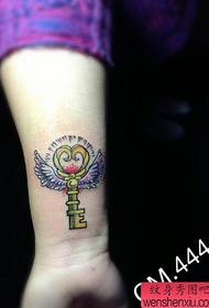 Дівчина на руку популярний невеликий ключ татуювання візерунок