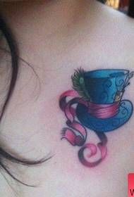 knabina brusto bela kolora ĉapelo tatuaje ŝablono