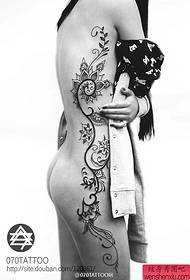 un patrón de tatuaje de flor de vid caliente súper sexy