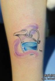 braço agradável pequena garrafa de água tatuagem padrão