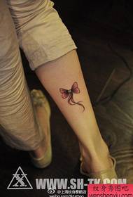 нога на девојчиња мала и популарна шема на тетоважи со лак