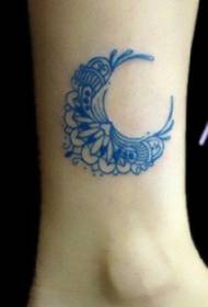 Dziewczęce nogi z ładnie wyglądającym wzorem tatuażu z księżycowego winorośli