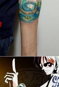 Krásne navrhnutý jednodielny anime kompasový tetovací vzor