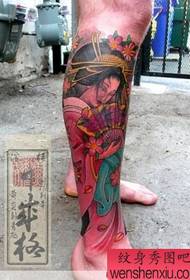opera d'arte del tatuaggio geisha giapponese di colore della gamba