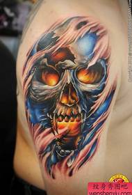 un grande tatuaggio colorato con teschio