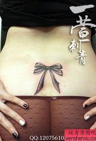 djevojka Mali crno-bijeli luk tetovaža uzorak na struku