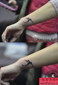 padrão de tatuagem pequena totem andorinha no pulso da menina