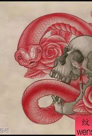et klassisk cool tatoveringsmanuskript af slange og kranier